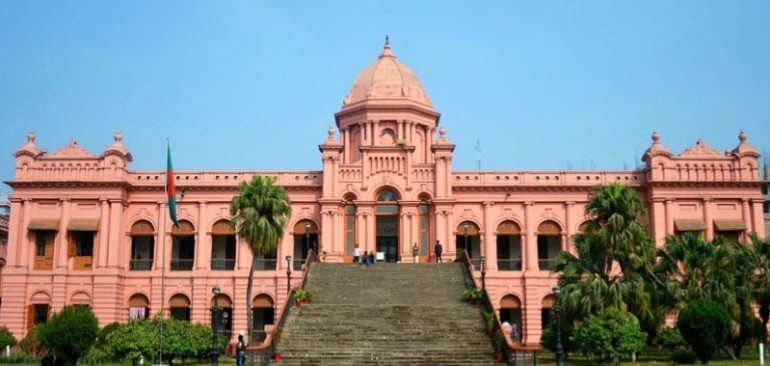বুড়িগঙ্গার তীরে দাঁড়িয়ে থাকা গোলাপি প্রাসাদ