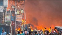 বঙ্গবাজারের আগুন ছড়িয়ে পড়েছে আরও ৪ মার্ক...