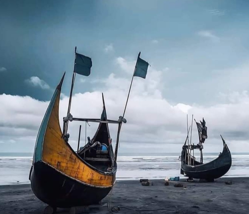 জলের গায়ে ছুঁয়ে থাকা নৌকো