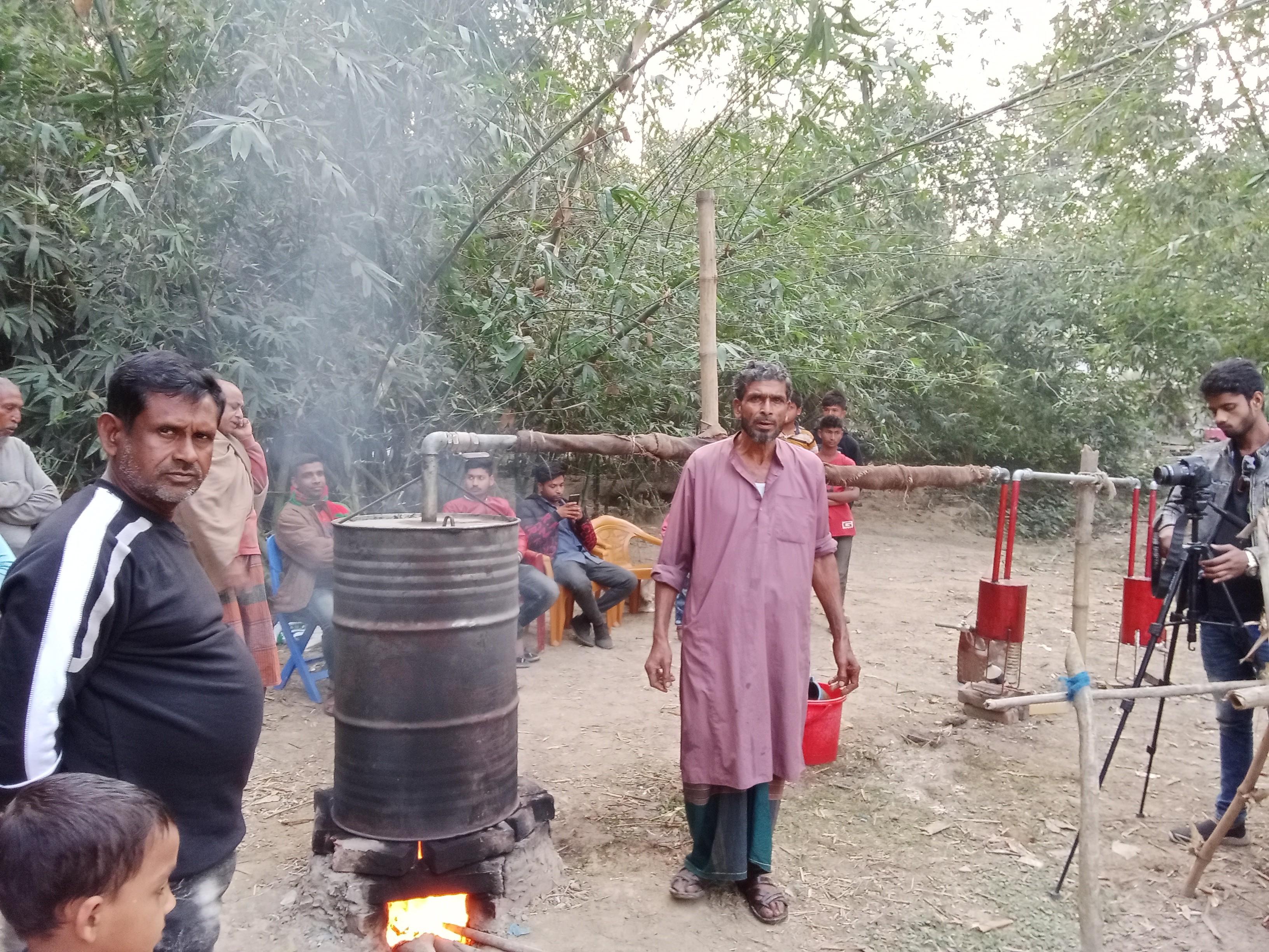 শার্শায় পরিত্যক্ত পলিথিন পুড়িয়ে জ্বালানি তেল উৎপাদন করছেন তাহের