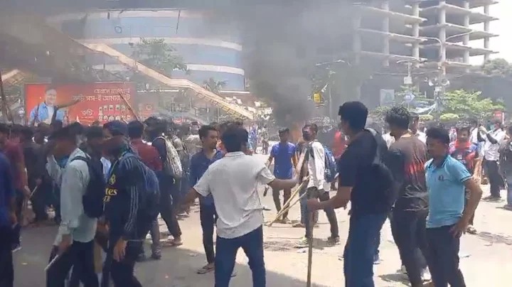 মিরপুরে আন্দোলনকারীদের সঙ্গে পুলিশের সংঘর্ষ, পাল্টাপাল্টি ধাওয়া