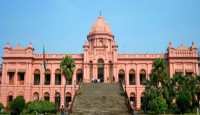 বুড়িগঙ্গার তীরে দাঁড়িয়ে থাকা গোলাপি প্রাসাদ