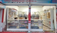 লেখাপড়ার পাশাপাশি বাদ্যযন্ত্র বিক্রেতা...