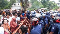 ঝিনাইদহে বিএনপির অবস্থান কর্মসূচিতে পুলি...