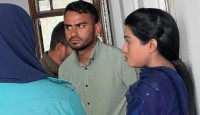 হাইকোর্টের বিচারপতির গাড়িতে ফ্ল্যাগ উড়িয়...