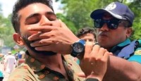 শিক্ষার্থীর মুখ চেপে ধরা সেই পুলিশ কর্মক...