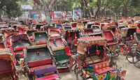 ব্যাটারি রিকশা বন্ধের নির্দেশের বিরুদ্ধে...
